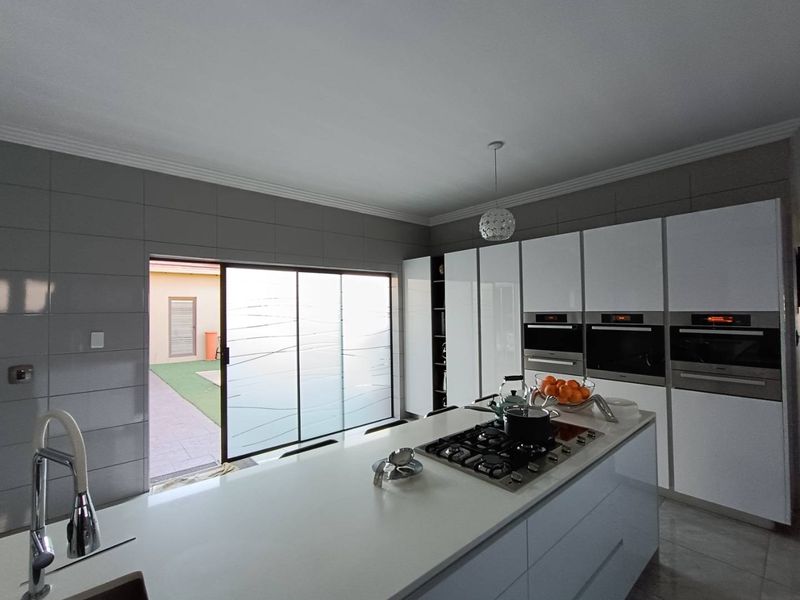 MIDSTREAM SECURITY ESTATE - 5 BEDROOMS - 4.5 BATHROOMS - 4 GARAGES - Photo 3