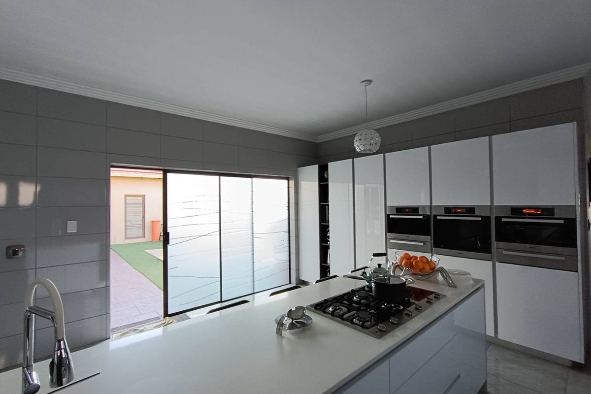 MIDSTREAM SECURITY ESTATE - 5 BEDROOMS - 4.5 BATHROOMS - 4 GARAGES - Photo 3