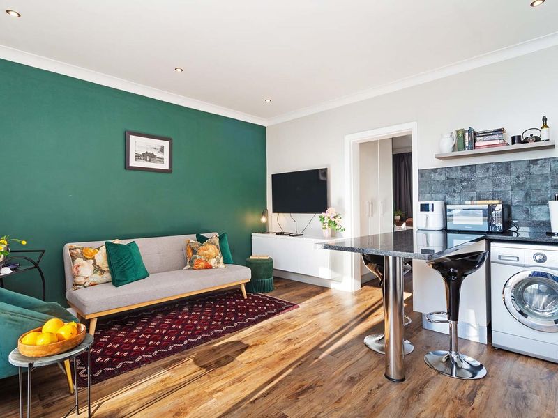 Easy lock-up-and-go lifestyle in Vredehoek - Photo 1