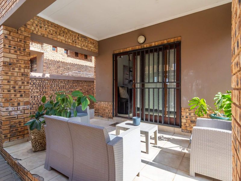 Stunning duplex townhouse For Sale in Willowbrook - Photo 9