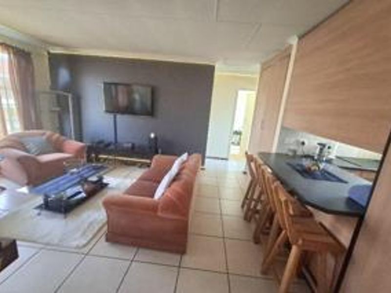 2 Bedroom Townhousse in Verwoerdpark - Photo 6