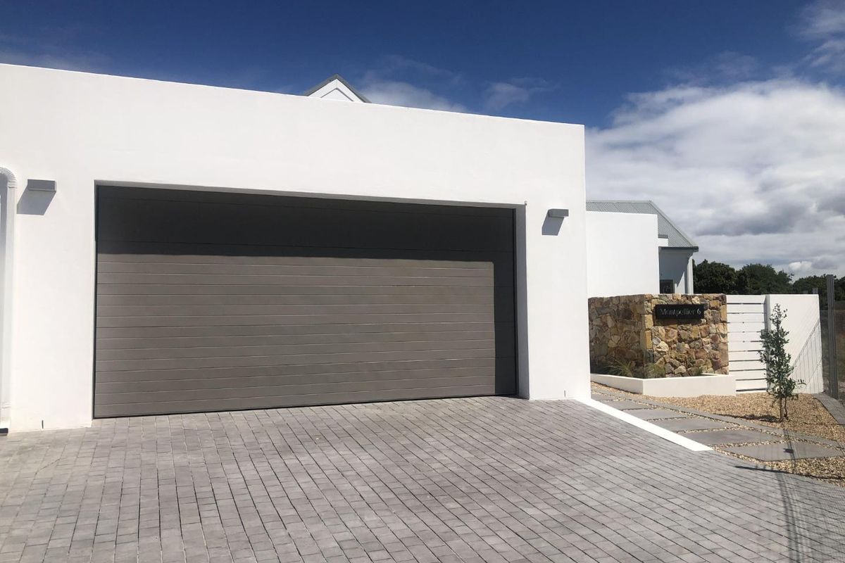 Modern family home for the discerning - Photo 2