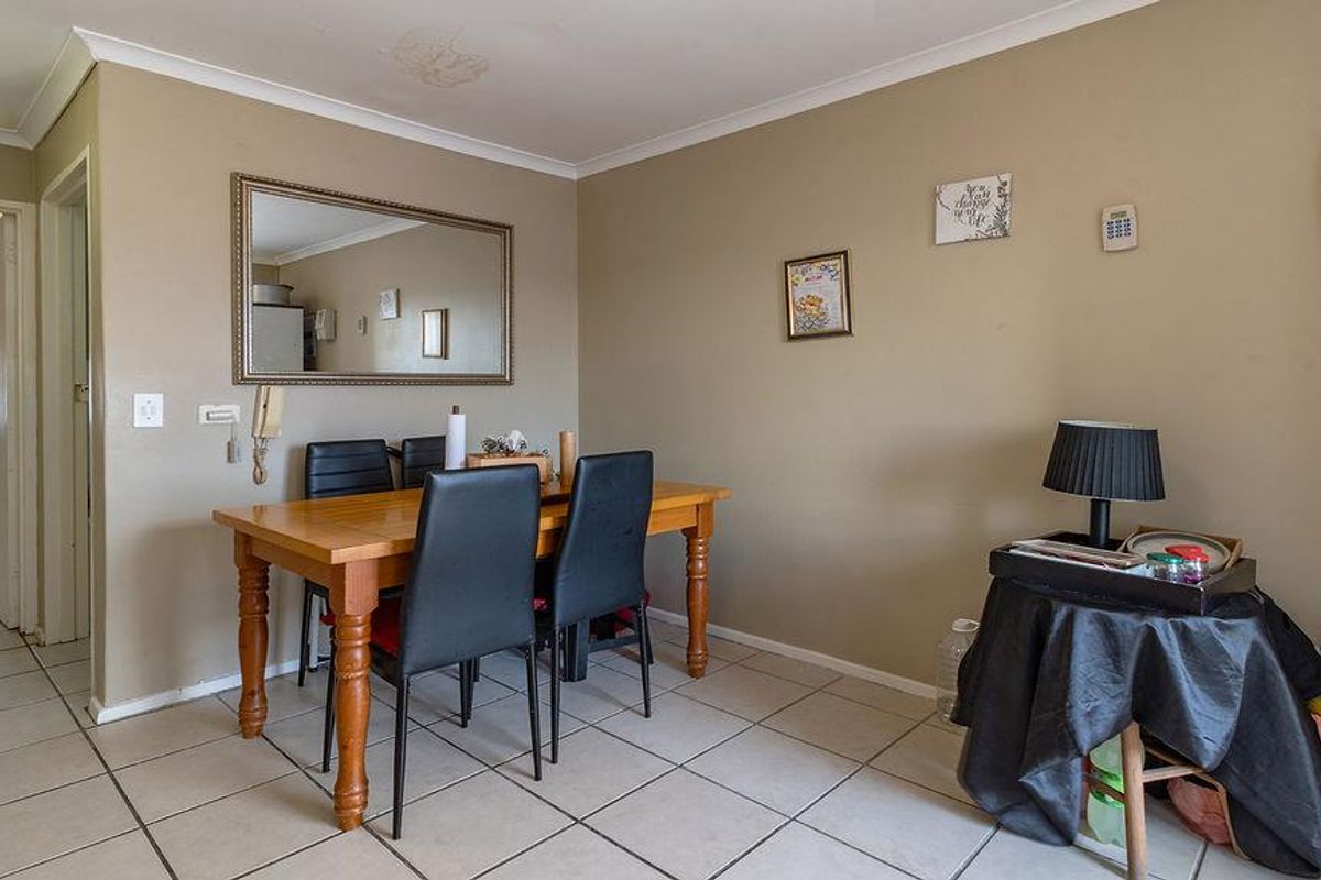 Neat 1 Bedroom Apartment For Sale In Bothasig - Photo 5