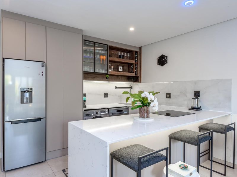 AN UPMARKET ONE BEDROOM FURNISHED APARTMENT - Photo 5