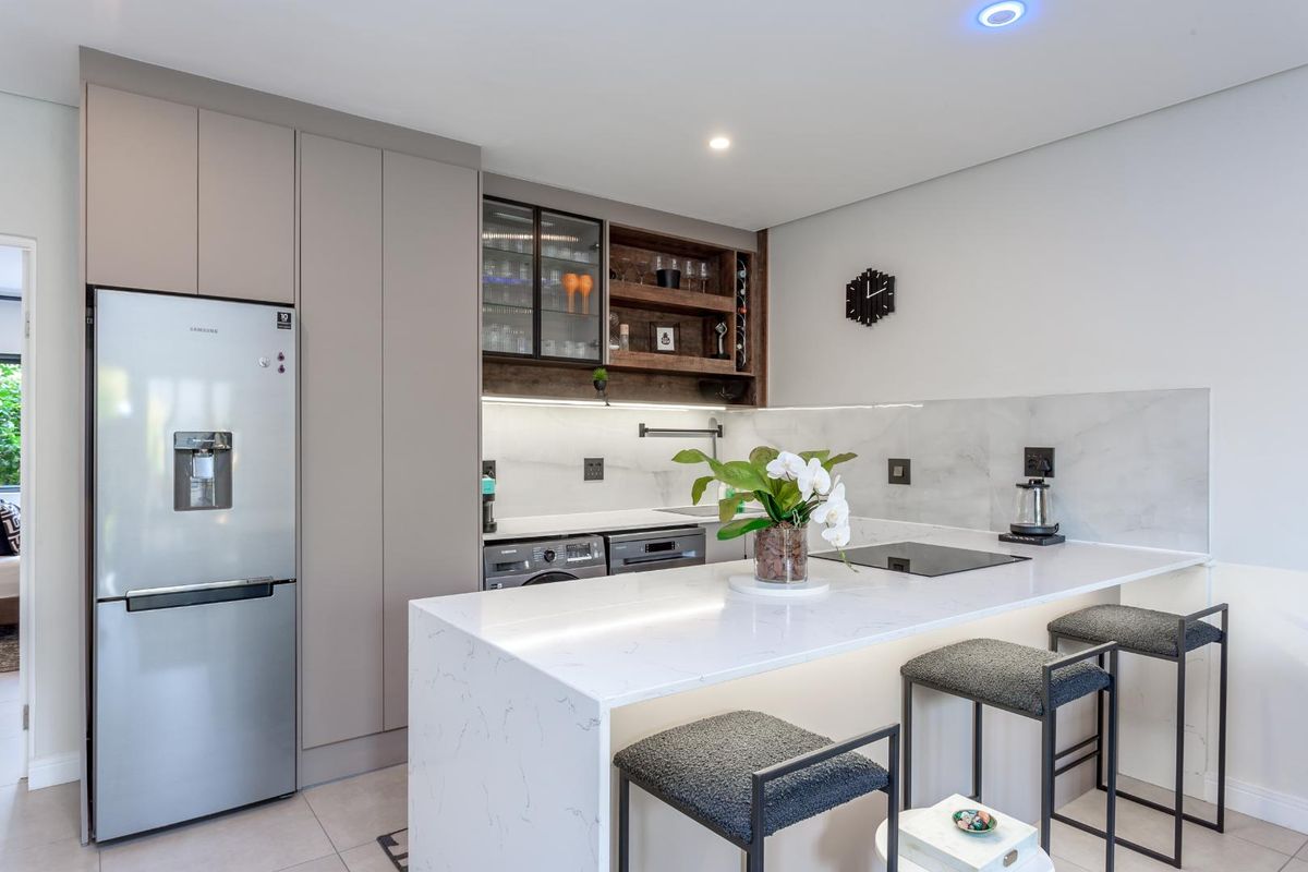 AN UPMARKET ONE BEDROOM FURNISHED APARTMENT - Photo 5