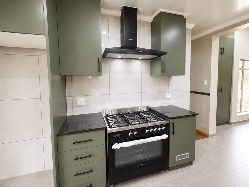 Modern and Spacious 4-Bedroom Gem to rent in Fichardtpark - Photo 6