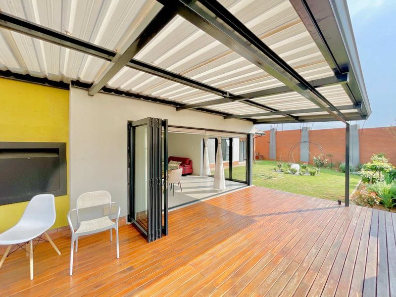 **Modern 4-Bedroom Townhouse in Amberfield - Prime Location Near Amberfield College, Shopping Centers, and Highway Access** - Photo 2