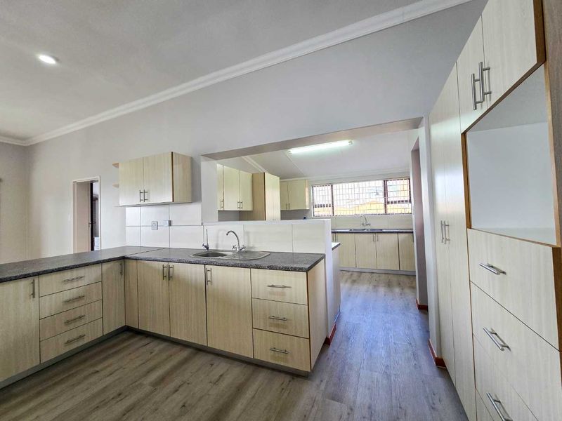 Coastal living with sea views and great location. - Photo 7