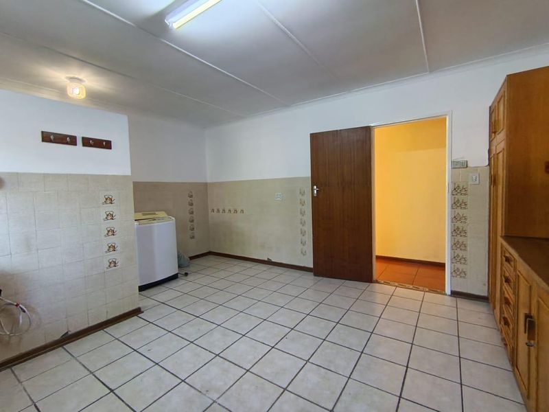 Spacious 5-Bedroom Home with Pool and Versatile Living Options - Photo 3