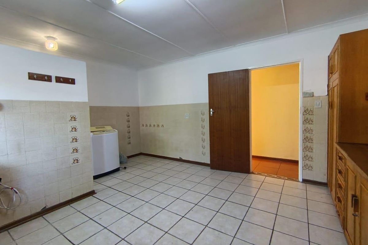 Spacious 5-Bedroom Home with Pool and Versatile Living Options - Photo 3