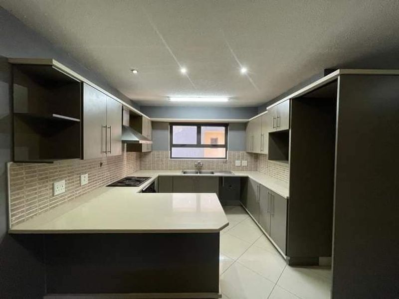 City Convenience Meets Quiet Charm at Villas Erikson! For Sale: N$1,900 000.00 Excl Costs - Photo 2