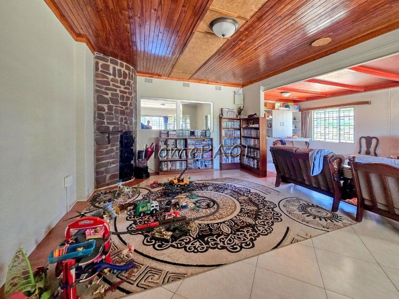 Omaruru:  3 Bedr Home with 4 x 2 Bedroom Flats for Sale - Photo 7