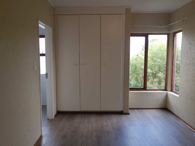 Sunny North-Facing Top Floor Apartment! - Photo 8