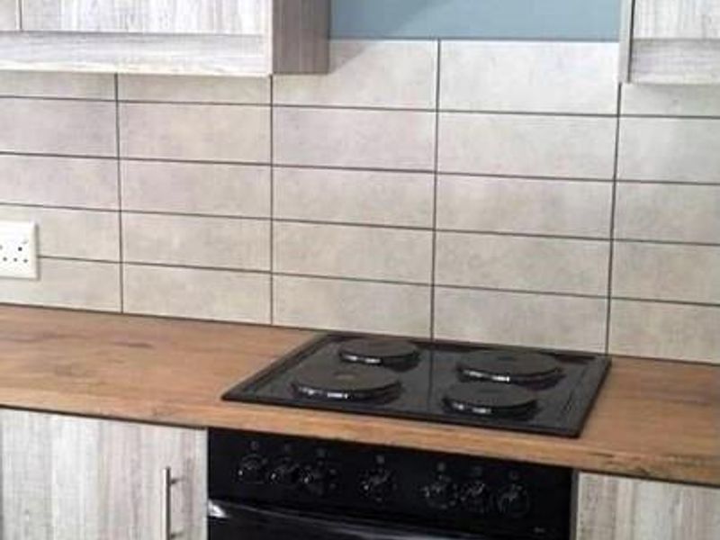 Stampriet | Investor's dream: 4 detached houses, 12 bedrooms, and 8 bathrooms - endless potential! - Photo 4