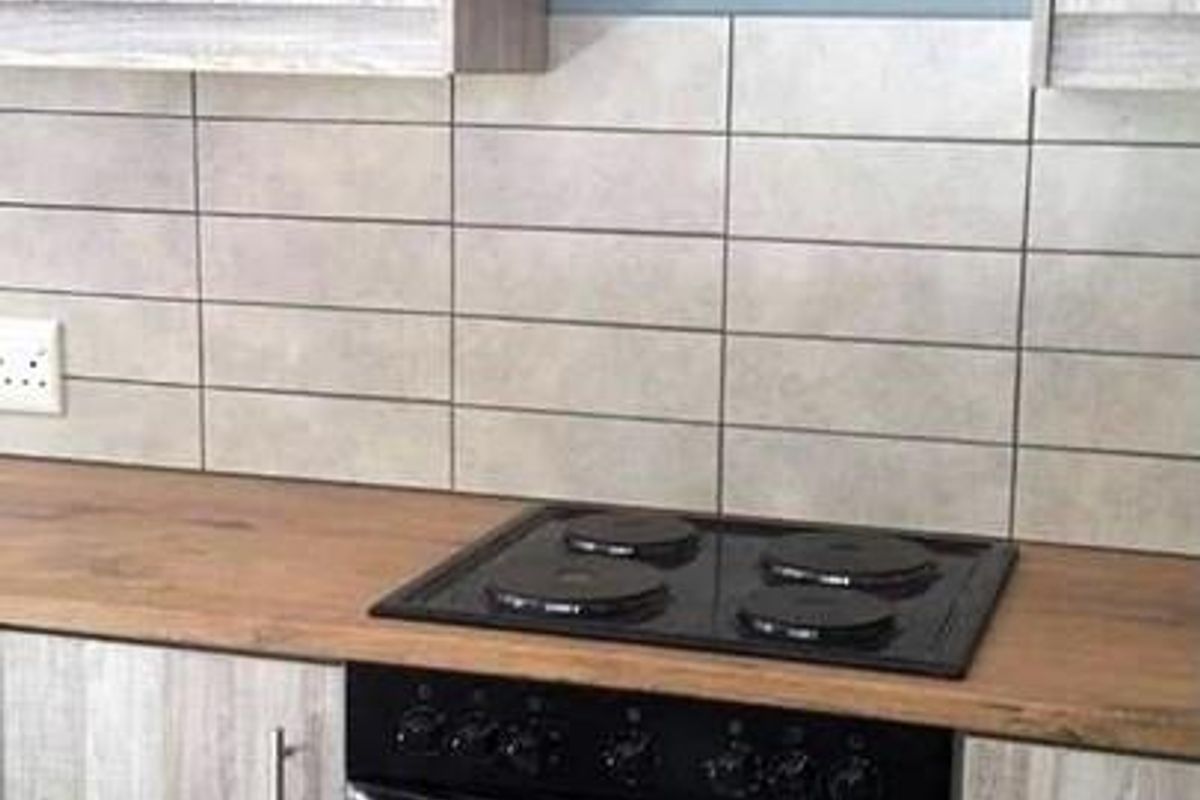 Stampriet | Investor's dream: 4 detached houses, 12 bedrooms, and 8 bathrooms - endless potential! - Photo 4