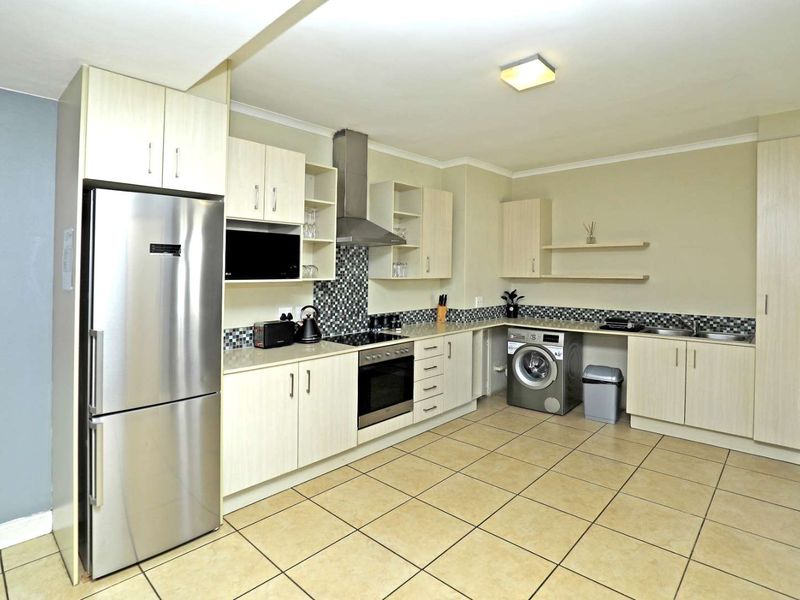 Stylish and Secure 2 bedroom Furnished apartment at The Cube Rivonia! - Photo 6