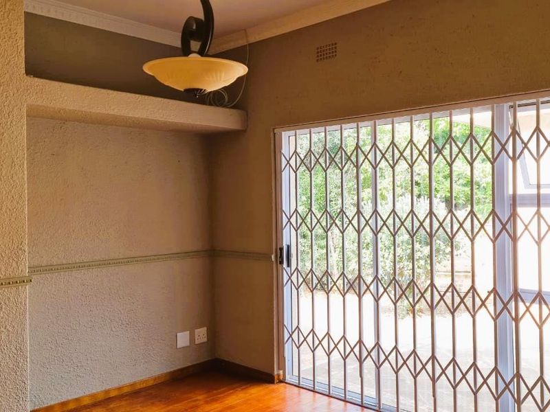 Grand Family Retreat, Bordering Waverley - Photo 9