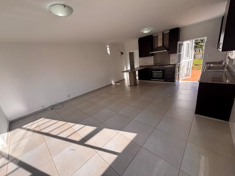 Modern 2-Bedroom, 2-Bathroom Townhouse To Rent in Upper Kloof - Photo 6
