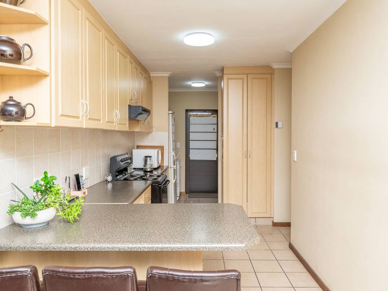 Spacious Family Haven with Modern Touches in Brackenfell - Photo 3