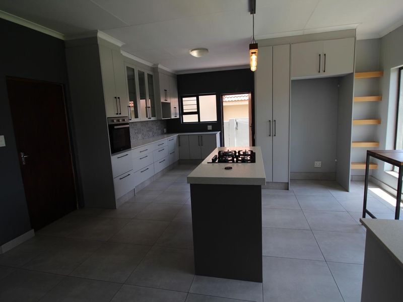 Modern 3-Bedroom Home with Solar in Brooklands Lifestyle Estate - Photo 9