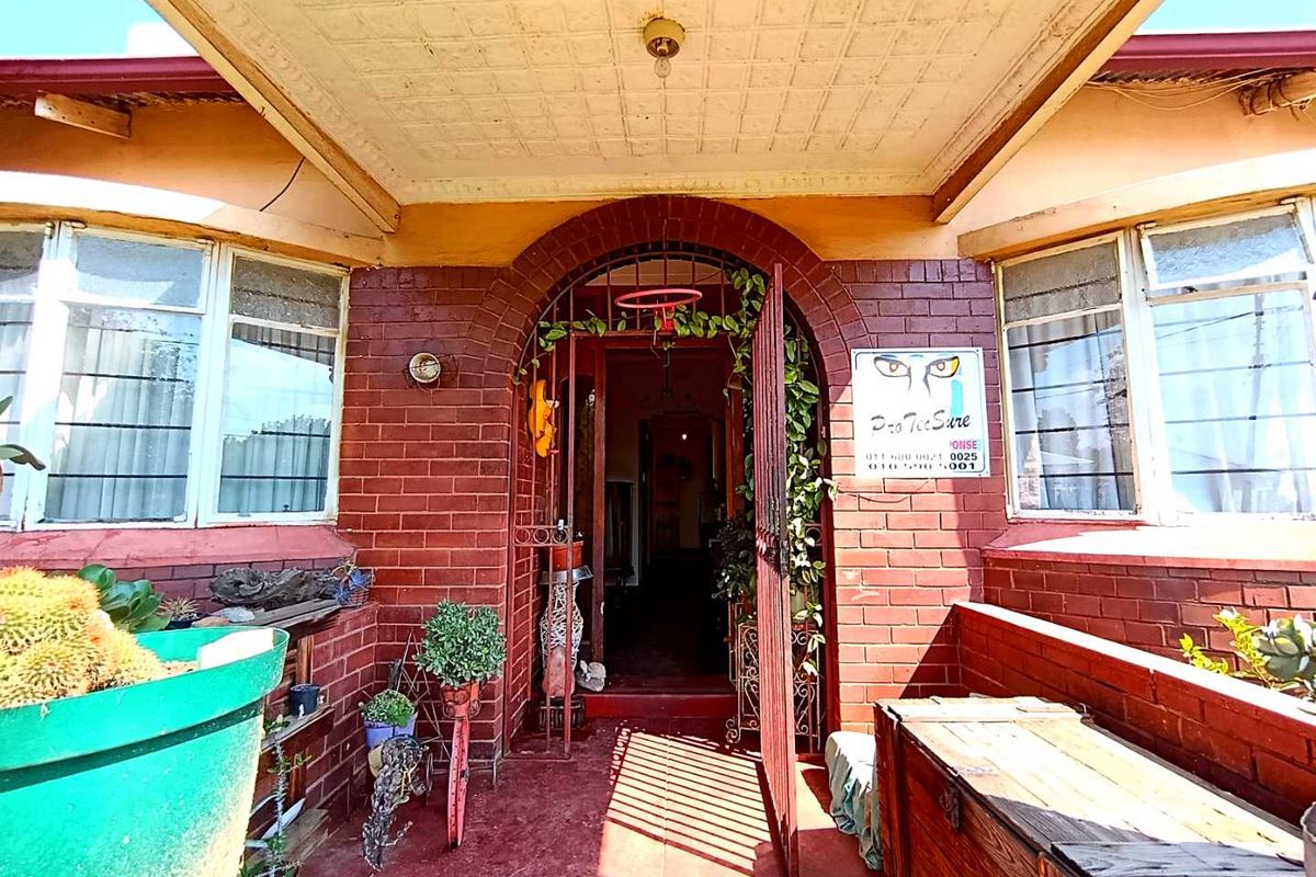 Neat 3-Bedroom Home with Income-Generating Cottage - Photo 2