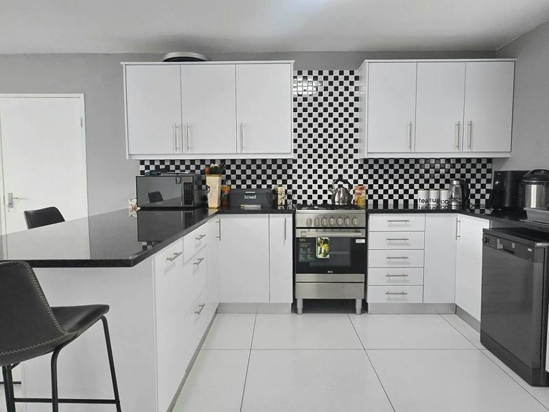 Spacious Coastal Home in Prime Franskraal Location! - Photo 10