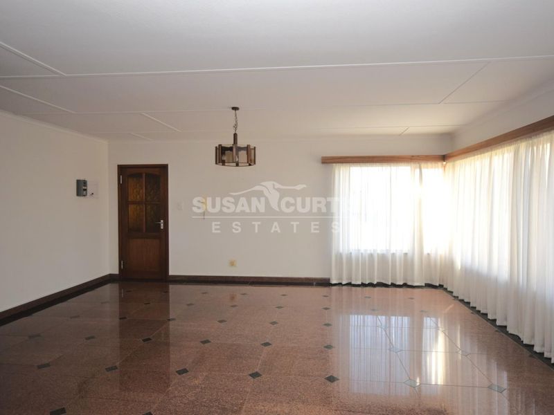 Ampartment with a stunning view in central town - Photo 4