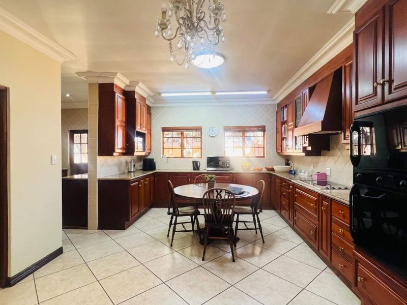 A Rare Midstream Gem - Immaculate, Freshly Painted Family Home | 3 Bedrooms | 1 Study | 3 Bathrooms | Midstream Estate - Photo 10