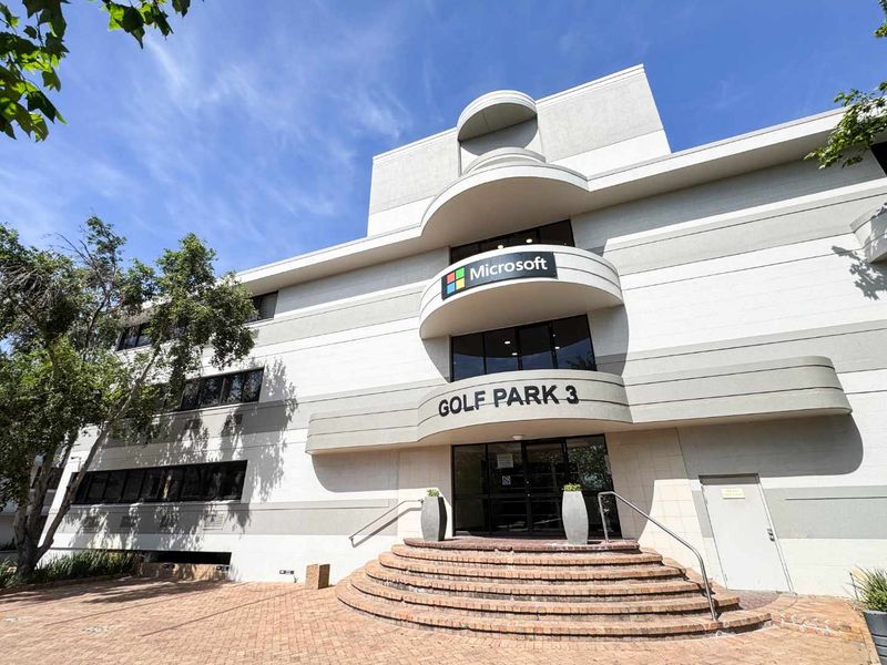Front exterior view of Golf Park 3 office building featuring a prominent entrance with curved brick steps and commercial glass doors.