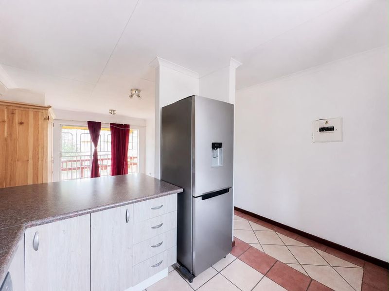 3 Bedroom Simplex With A Private Garden - Photo 4