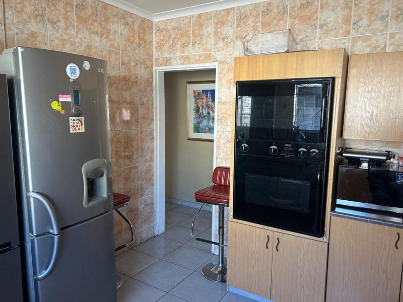 4 Bedroom family house in Booysens - Photo 5