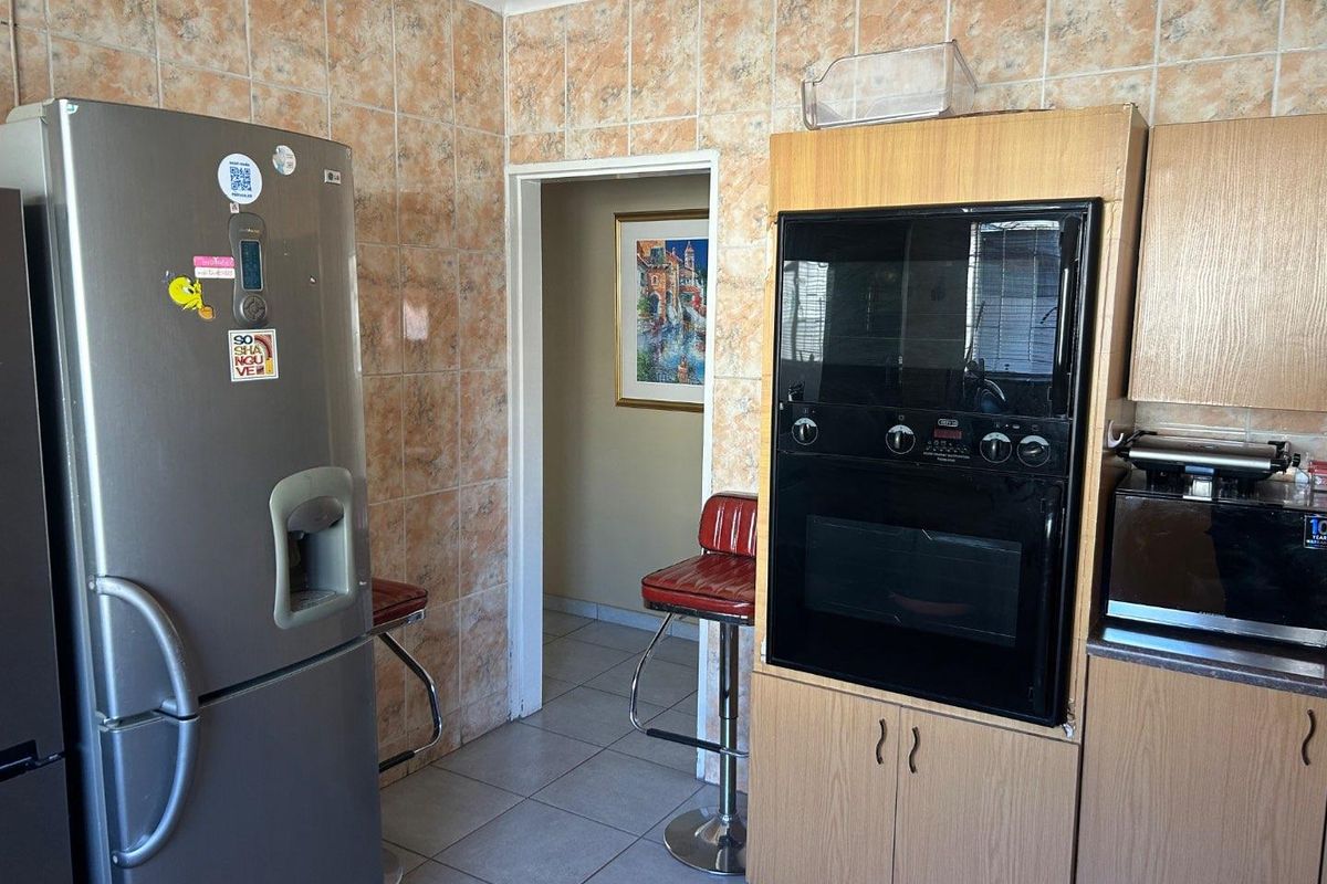 4 Bedroom family house in Booysens - Photo 5