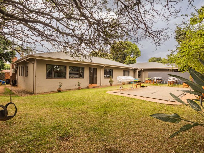 Beautifully Renovated Family Home in Waterkloof — R4,400,000 - Photo 2