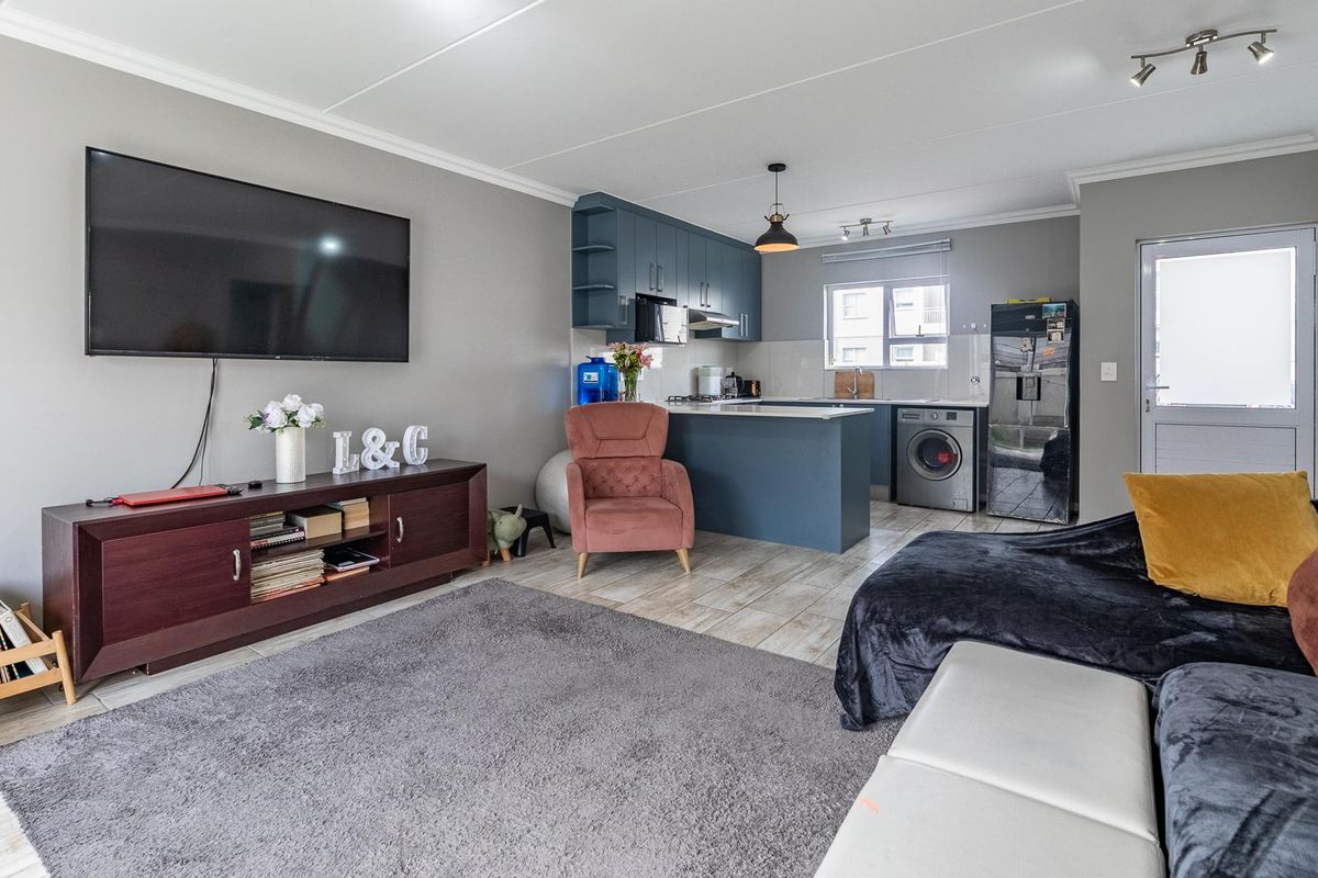 2 Bedroom Townhouse For Sale In Saint Square - Photo 2