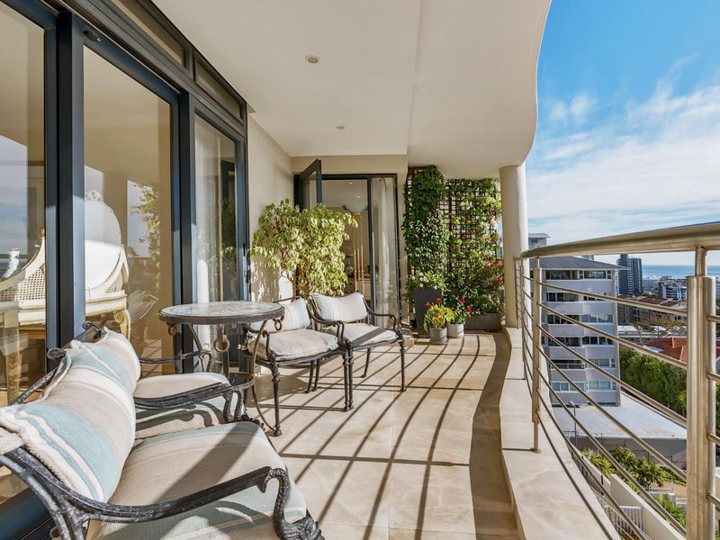 AN EXQUISITE  SEA POINT RESIDENCE WITH BREATHTAKING PANORAMIC OCEAN VIEWS. 238 m 2 - Photo 2
