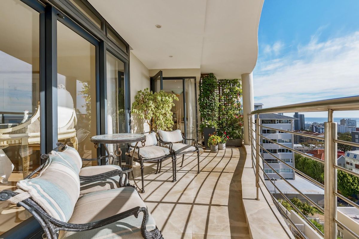 AN EXQUISITE  SEA POINT RESIDENCE WITH BREATHTAKING PANORAMIC OCEAN VIEWS. 238 m 2 - Photo 2