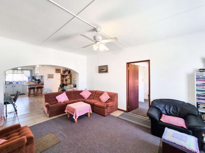 Charming Family Home in Sandbaai - Photo 4