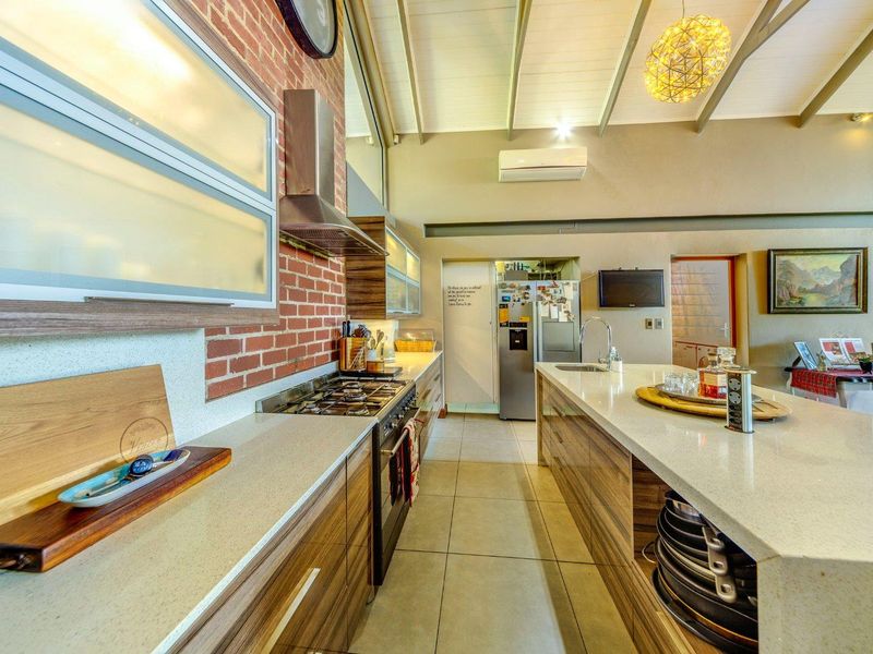 An Exquisite 4 Bed House For Sale in Copperleaf Golf Estate - Photo 7