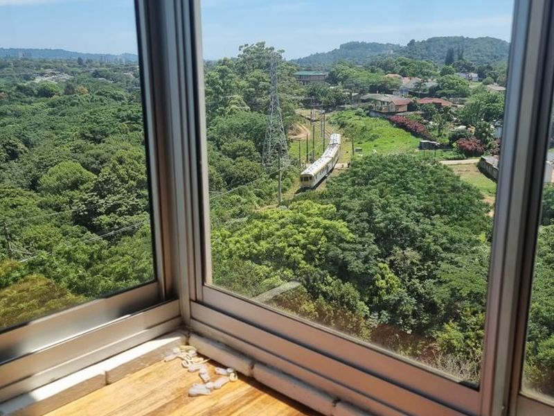 Top-Floor 2 Bedroom Apartment with Scenic Views in Secure Findlain Court - Photo 3