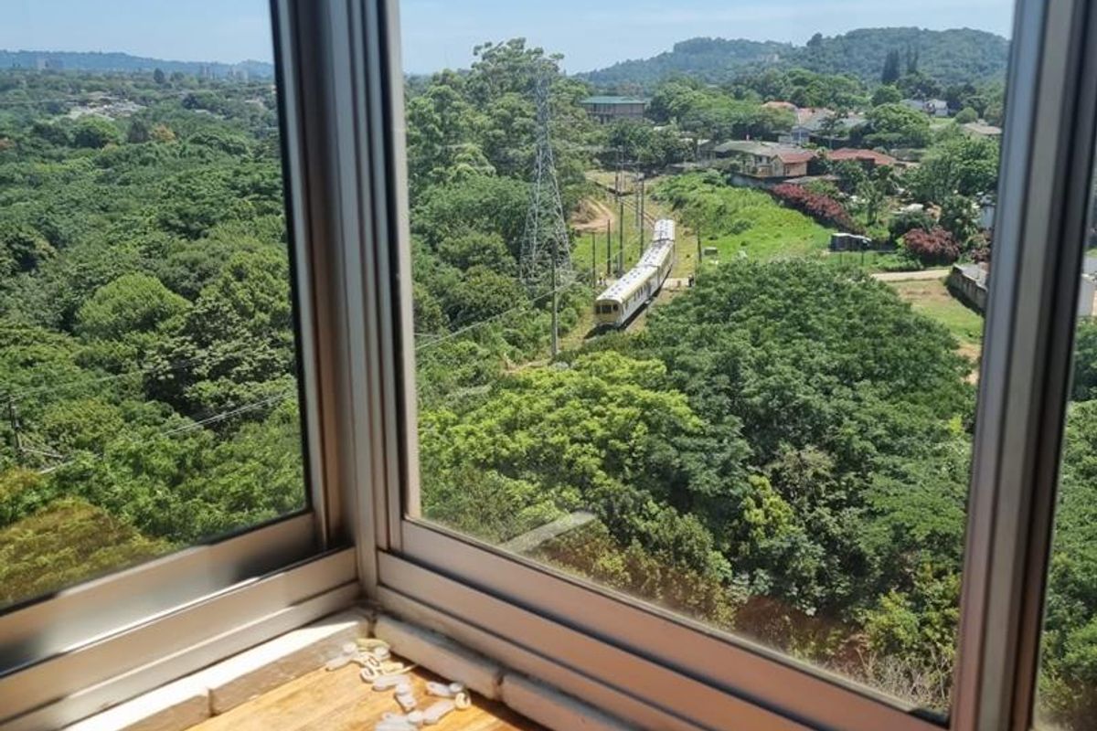 Top-Floor 2 Bedroom Apartment with Scenic Views in Secure Findlain Court - Photo 3