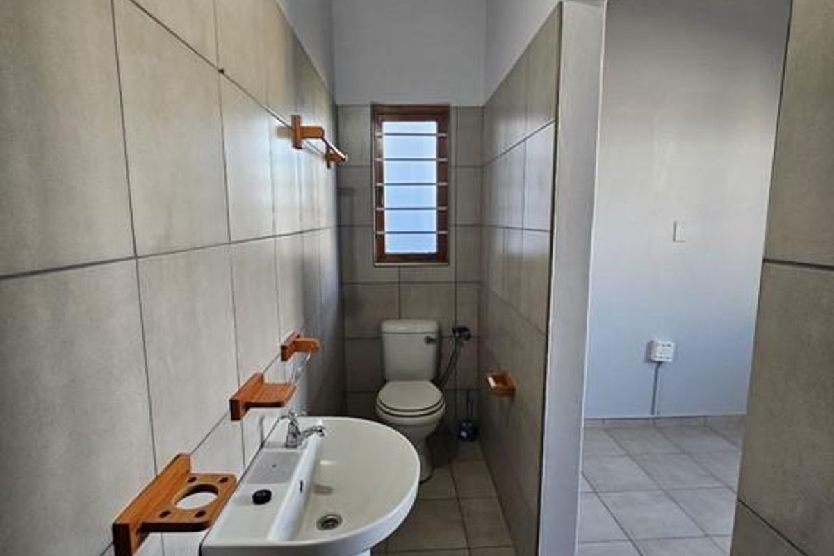 Henties , Central | 6 Bedroom House For Sale - Photo 4