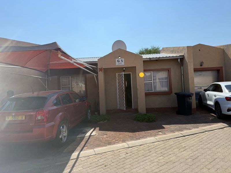 Townhouse for sale in hochland park - Photo 2