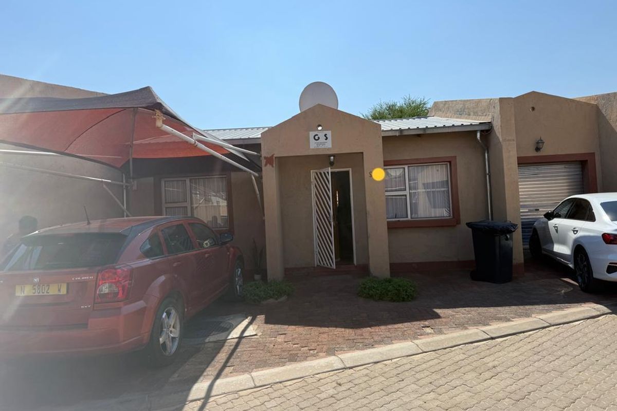 Townhouse for sale in hochland park - Photo 2