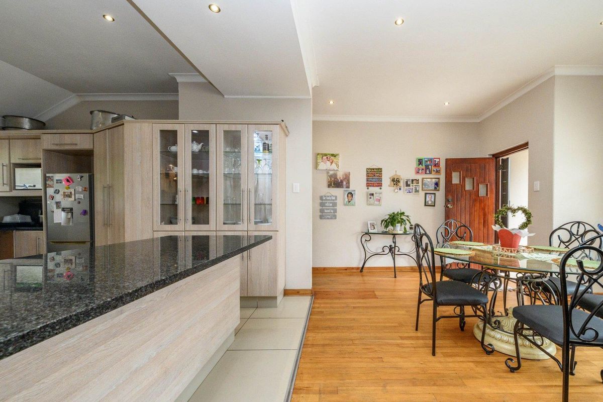 Beautiful, sunny family home. Prime location! Good security! - Photo 3