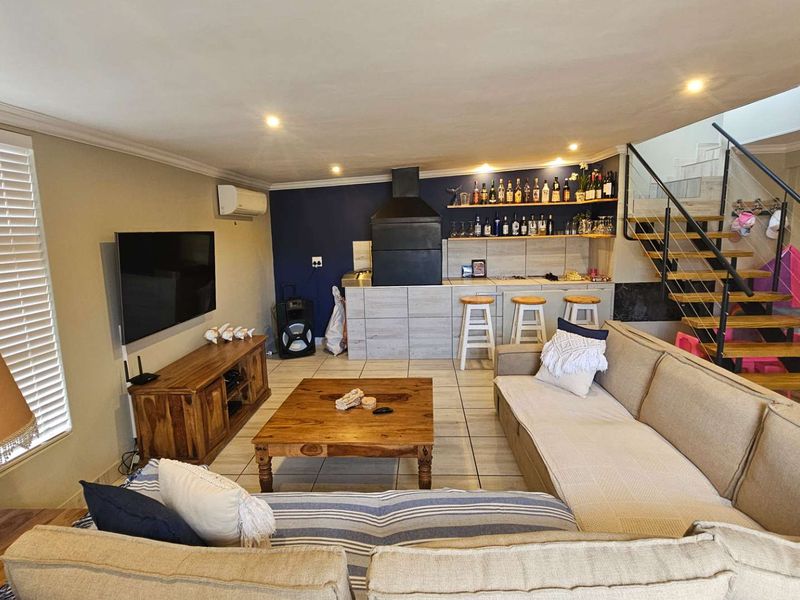Spacious holiday apartment steps from shops & medical care - Photo 7