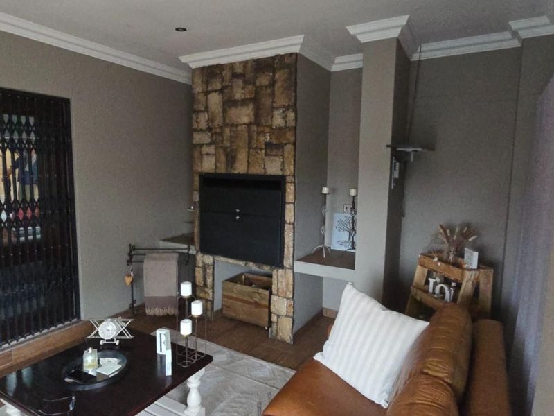 Elegant Family Living with Poolside Entertainment, and Backup Power - DUAL MANDATE! - Photo 9