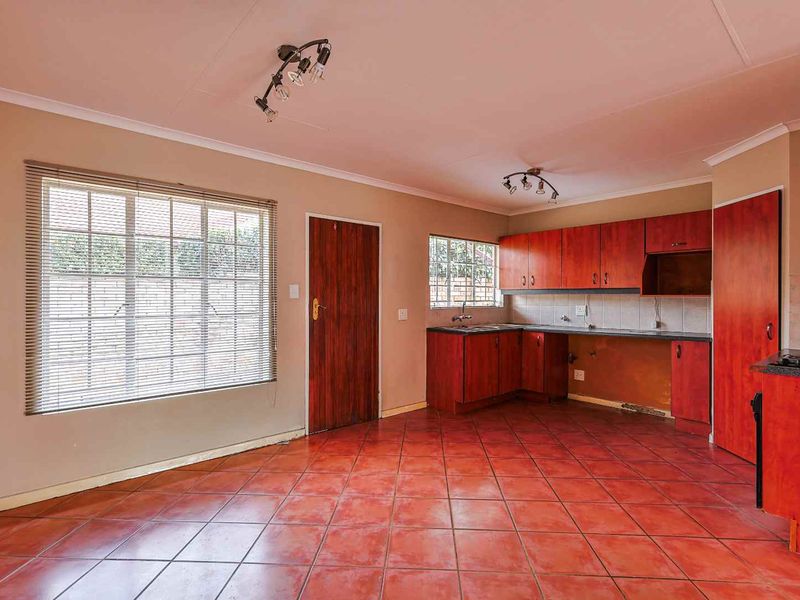 Spacious 2 Bedroom Townhouse with Large Private Garden in Faerie Glen - Photo 9