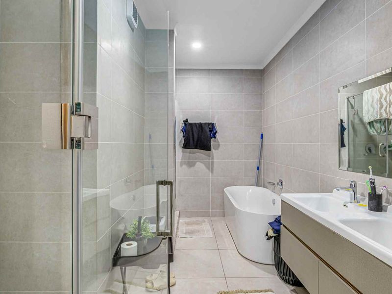 Modern Pet-Friendly Garden Apartment in Prime Greenstone Location - Photo 8