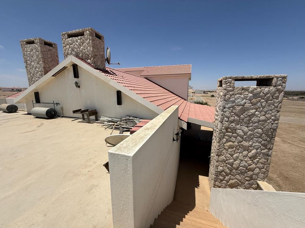 Roof with stairs leading to the second stoep