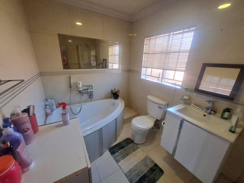 Astonishing neat and open Townhouse - Photo 7